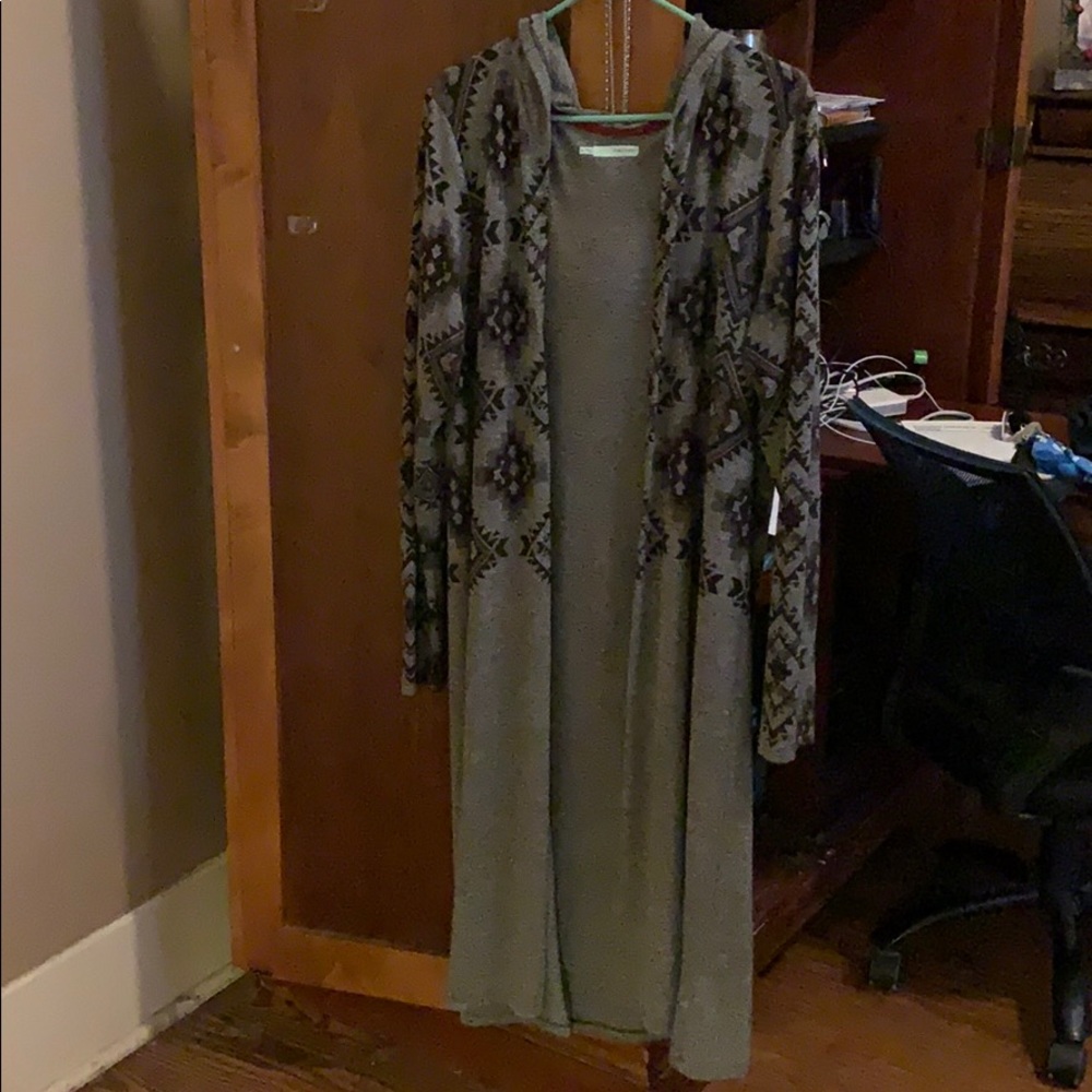 Gray and burgundy Duster - size XL